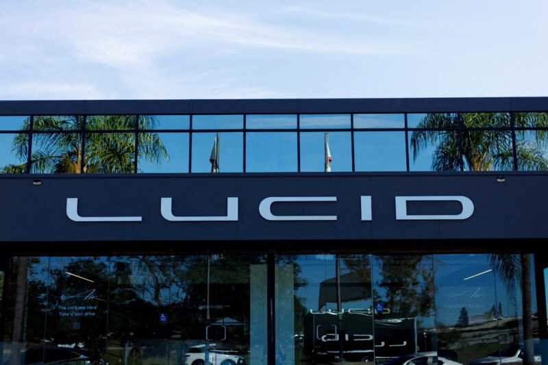 Lucid Motors licenciements restructuration SUV électrique marché des véhicules électriques